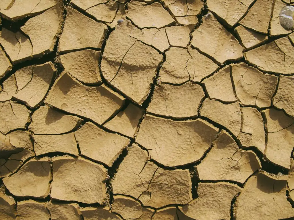 un sol complètement déshydraté, sec, sans eau